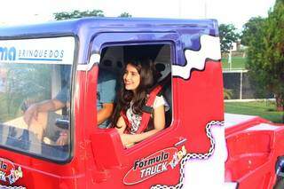 Ingrid era só sorrisos ao pilotar o caminhão.( Foto: Fernando Antunes)
