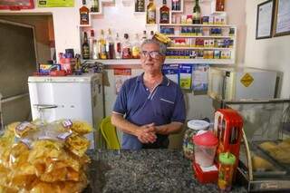 Eduardo é proprietário do Batafrango, localizado na Vila Rosa da Capital (Foto: Paulo Francis)