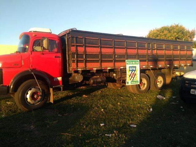 PM encontra 2 toneladas de maconha sob carga de farelo de trigo 