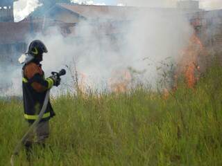 Bombeiro apaga incêndio no Santo Antônio (Foto: Marlon Ganassin)