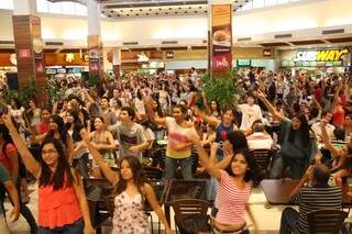 Jovens se mobilizaram através das redes sociais e lotaram a praça de alimentação do Shopping Campo Grande (Foto: Marcos Ermínio)
