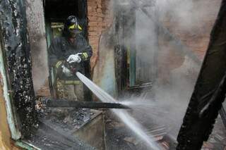 Princípio de incêndio foi rapidamente controlado pelo Corpo de Bombeiros. (Foto: Marcos Ermínio)