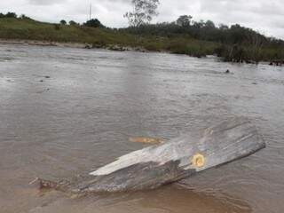 Pedaço de madeira é o único vestígio de uma ponte destruída após temporal em Coronel Sapucaia (Foto: divulgação)
