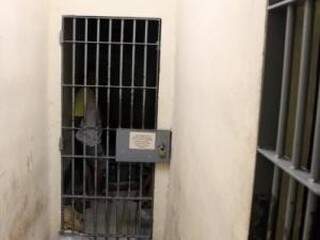 Celas com espaço para 10 homens abrigam 17 detentos (Foto: Divulgação/MPF)