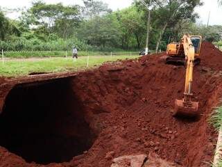 Cratera aberta para refazer aterro comprometido por desmoronamento subterrâneo (Foto: A. Frota/Divulgação)