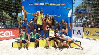 Pódio com os vencedores da etapa de Maceió do Brasileiro sub-19 de vôlei de praia (Foto: CBV/Divulgação)
