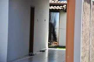 Fogo destruiu a edícula da residência. (Foto: João Garrigó)