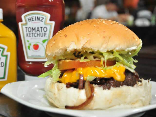 Hamburguer ganha sabor de jacar&eacute;, avestruz, cordeiro e at&eacute; salm&atilde;o