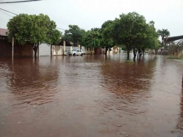 Chuva forte deixa regi&otilde;es sem energia, alaga ruas e casas na Capital