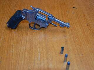 Revólver calibre 32, arma utilizada nos roubos a motocicletas. Das três munições, uma deflagrada. (Foto: Simão Nogueira)