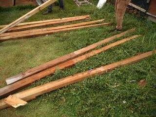 Moradores reclamam de madeiras usadas nos reparos das residências (Foto: Direto das Ruas)