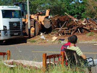 Moradores assistem máquinas recolhendo destroços (Fotos: Marlon Ganassin)