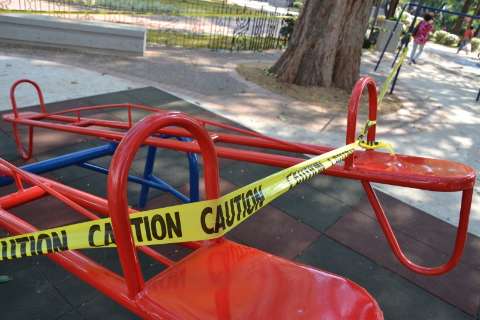 Por risco de queda de galho, parte do playground da Ary Coelho está interditada