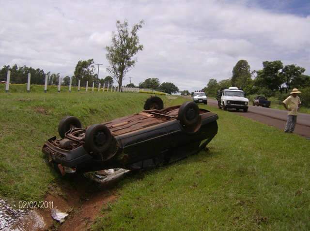  Carro com quatro pessoas capota na MS-376 em Vicentina