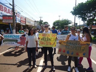 Grupo foi às ruas para protestar a favor de parto humanizado (Foto: Dourados Agora)