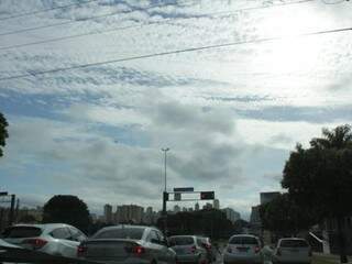 Céu em Campo Grande na manhã deste sábado (Foto: Kisie Ainoã)
