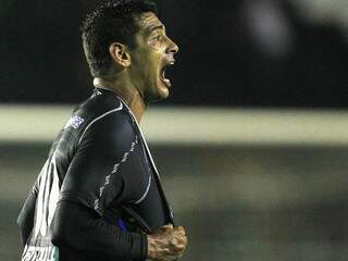 Diego Souza comemora após marcar segundo gol do Vasco na partida (Foto: Agência EFE)