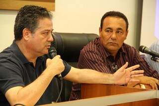 Carlão (à direita) chegou a cogitar CPI, mas deu prazo de 30 dias para secretário (à esquerda). (Foto: Marcos Ermínio)