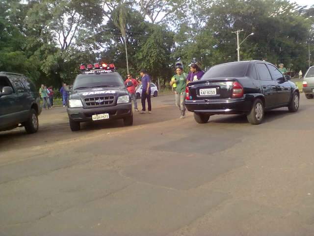  Durante persegui&ccedil;&atilde;o, bandidos batem carro roubado em poste