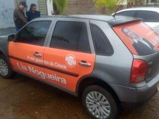 Carro usado para trabalho de Lia Nogueira nos bairros teve retrovisor danificado por outro veículo (Foto: Eliel Oliveira)