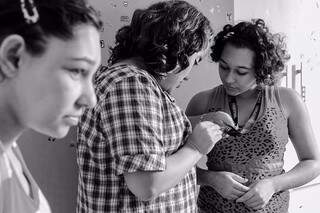 Ana também é voz, ao lado das irmãs Adriana e Patrícia, que também tem microcefalia. (Foto: Marcos Ermínio)