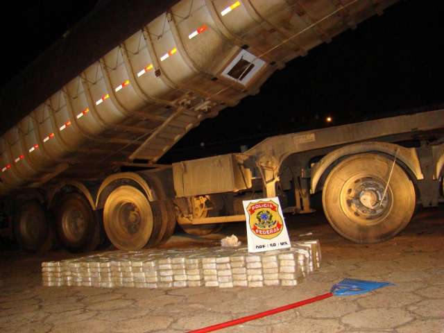 PF apreende carreta carregada com 406 quilos de coca&iacute;na na BR-262
