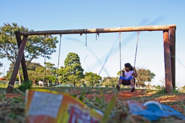 Parque infantil sucateado se transforma em perigo para crian&ccedil;as
