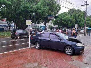 Corolla teria atingido Crossfox na traseira; Logan também foi atingido. (Foto: Humberto Marques)