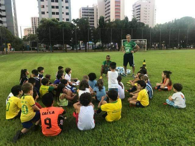 Escola P&uacute;blica de Futebol atende crian&ccedil;as de 5 a 8 anos no Belmar Fidalgo