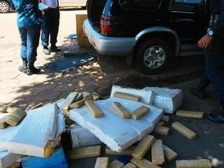 Droga foi encontrada dentro de carro e totalizou 420 quilos de maconha. (Foto: Tiago Apolinário/ Da Hora Bataguassu)