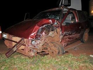 Fiat Uno ficou destruído após colidir em carreta. (Foto: Reginaldo Mello/ Região News)