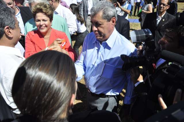 Dilma diz que Andr&eacute; fez quest&atilde;o de dar contrapartida em &ocirc;nibus escolar