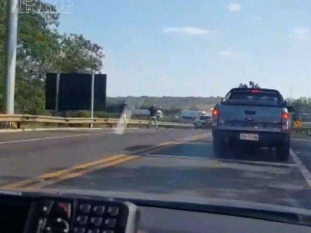 Dupla &eacute; presa ap&oacute;s persegui&ccedil;&atilde;o da PRF em ponte na divisa com o Paran&aacute;