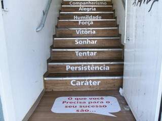 Escadaria de comércio na Cândido Mariano é um convite para a motivação. (Foto: Marina Pacheco)