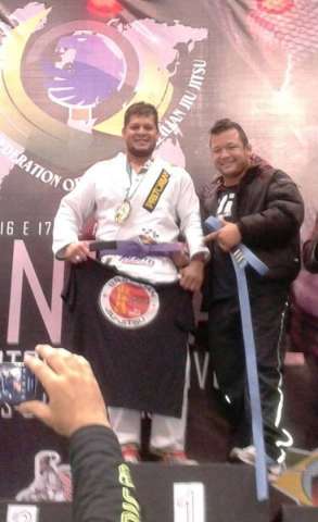 Campo-grandense vence Mundial de Jiu-Jitsu e &eacute; agraduado ainda no p&oacute;dio