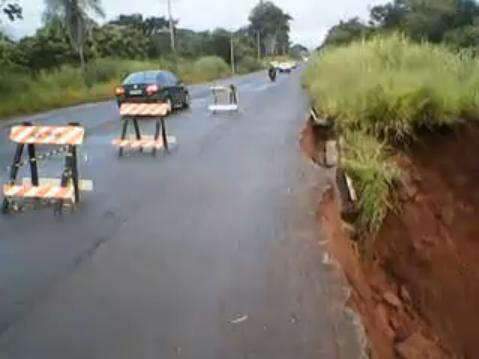  V&iacute;deo mostra margem de rodovia na Capital desmoronando com chuva