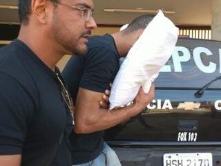 Ele foi encaminhado pela polícia ao Imol para exame de corpo de delito (Foto: Leandro Abreu)