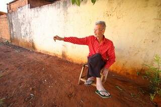 José Máximo, de 68 anos, em frente à sua residência, no Itamaracá, conta que o cuidado para deixar a casa limpa aumenta muito nessa época. (Foto: André Bittar)