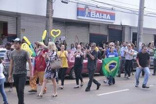 Manifestantes caminham pela 14 de Julho e, ao fundo, Casas Bahia de portas fechadas (Foto: Alan Nantes)