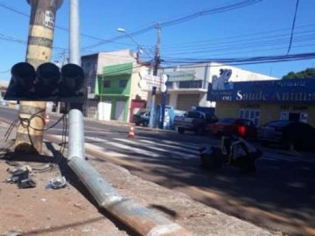 Caminhonete derruba sem&aacute;foro e cruzamento deve ficar 3 dias sem sinal