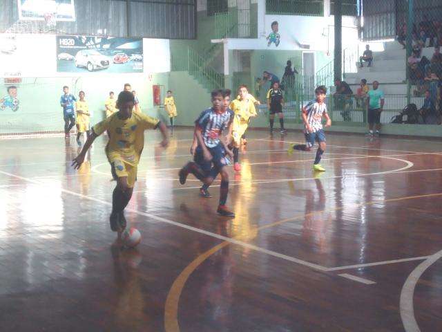 Rodada com 28 gols define finalistas em 5 categorias de torneio de futsal