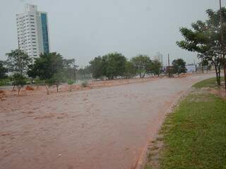 Avenida vira rio com força da chuva.