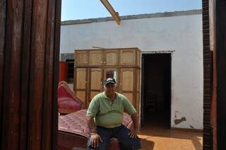 O morador Nelson Figueiredo na casa que foi destelhada pelo vendaval em Porto Murtinho. (Foto: Marcelo Calazans) 