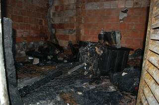 Um dos cômodos da casa foi destruído pelo fogo. (Foto: Pedro Peralta) 