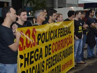 Policiais receberam o vice-presidente Michel Temer no Aeroporto de Campo Grande (Foto: Minamar Júnior)