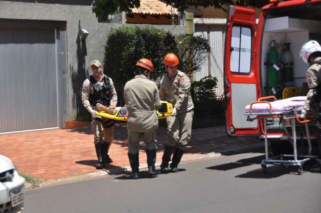 Acidente entre carro e moto termina com duas pessoas feridas no Santa F&eacute;