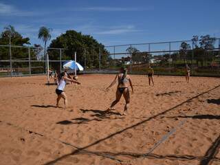 Torneio de vôlei de areia feminino reúne oito duplas no Rádio Clube Torneio de vôlei de areia feminino reúne oito duplas no Rádio Clube
