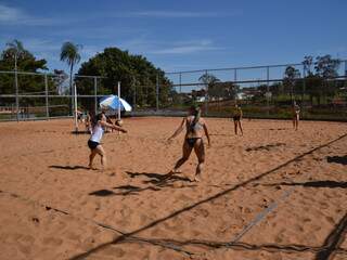 Oito duplas participam da competição, que teve jogos durante a manhã e continua nesta tarde (Foto: Minamar Junior)