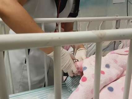 De alta h&aacute; quase um m&ecirc;s, beb&ecirc; espera equipamentos para viver com a fam&iacute;lia