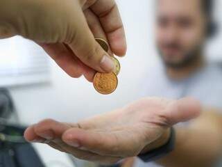 Muitos usam as moedas para dar colaborar com as ações (Foto: Henrique Kawaminami)